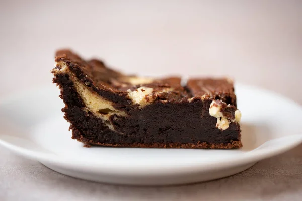 Κοντινό Πλάνο Του Cheesecake Σοκολάτα Λευκό Πιάτο Ένα Καφέ — Φωτογραφία Αρχείου