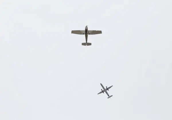 Onderkant Van Twee Vliegtuigen Die Een Grijze Lucht Vliegen — Stockfoto