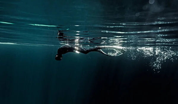 Undervattensutsikt Över Dykare Klädd Våtdräkt Och Flippers Dykning Strax Vattenytan — Stockfoto
