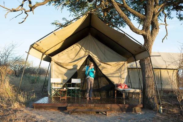 Uma Jovem Fora Sua Tenda Uma Reserva Vida Selvagem Deserto — Fotografia de Stock