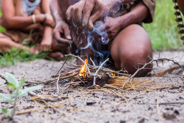 Κλείσιμο Του Bushman Δημιουργώντας Φωτιά Μποτσουάνα — Φωτογραφία Αρχείου