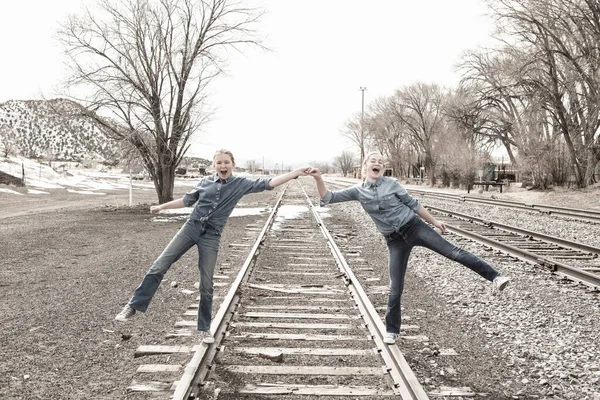 Preteen Girls Friends Walking Railroad Tracks Together — Stock Photo, Image