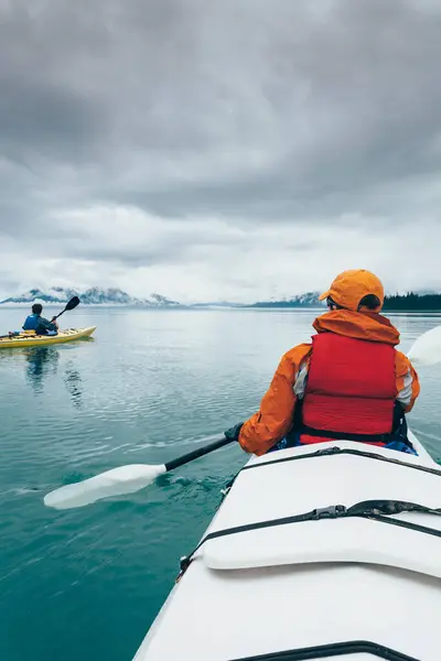 Kayak Mare Che Remano Nelle Acque Incontaminate Una Insenatura Sulla — Foto Stock