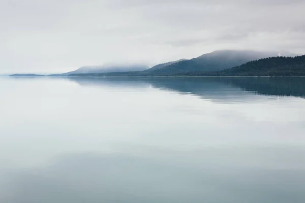 Zatažená Obloha Nad Klidnou Vodou Zátoky Národním Parku — Stock fotografie