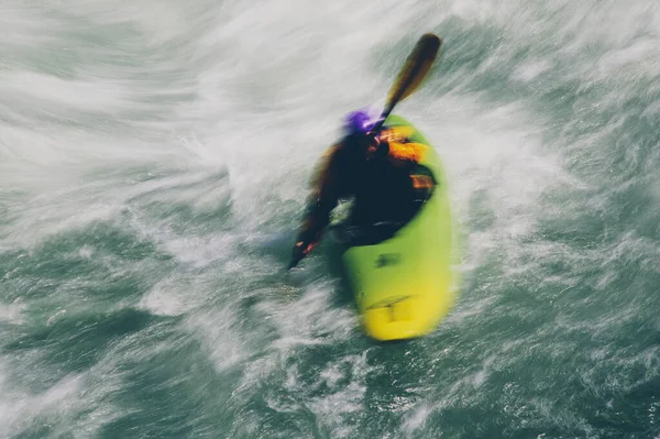 Kayaker Whitewater Remando Grandes Corredeiras Rio Rio Que Flui Rápido — Fotografia de Stock
