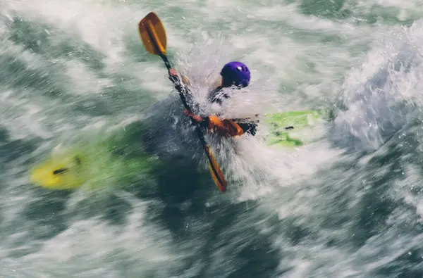 Kayaker Whitewater Remando Grandes Corredeiras Rio Rio Que Flui Rápido — Fotografia de Stock