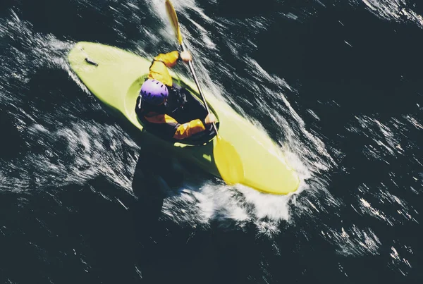 Vista Aérea Kayak Aguas Bravas Remando Rápidos Río Que Fluye —  Fotos de Stock