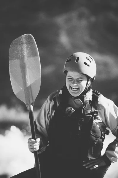 Samice Whitewater Kajakář Helmě Záchranné Vesty Břehu Řeky Drží Pádlo — Stock fotografie