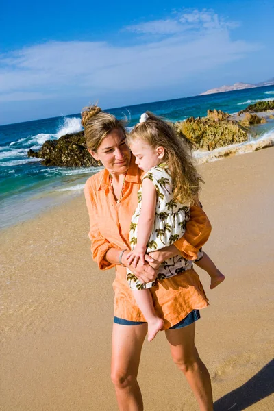 어머니와 해변에 멕시코 카보산 루카스 — 스톡 사진