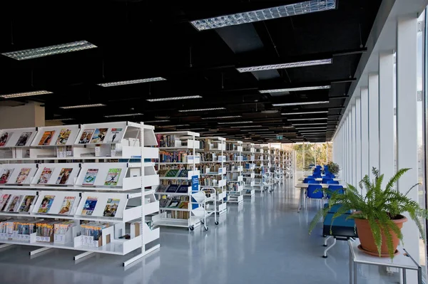 Biblioteca Pública Interior Moderno Con Estantes Libros —  Fotos de Stock