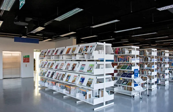 Openbare Bibliotheek Modern Interieur Met Boekenplanken — Stockfoto