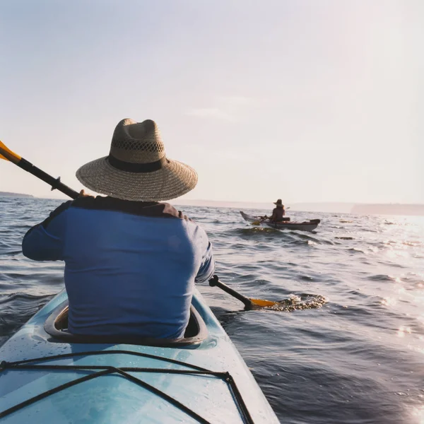 中年男子和妇女海上皮划艇 — 图库照片