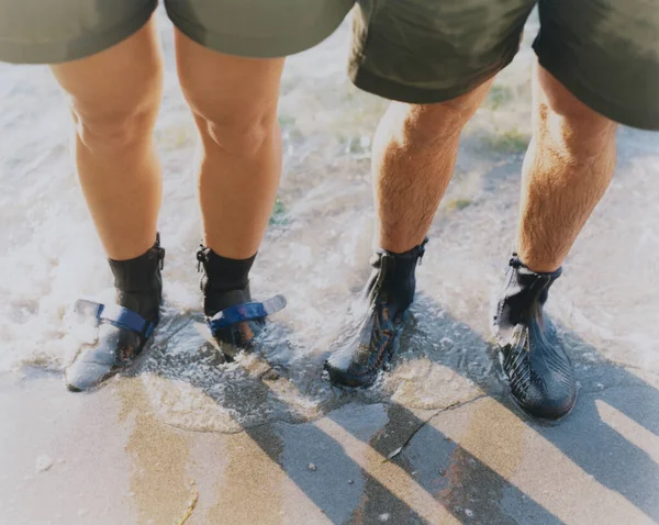 Mann Und Frau Tragen Wasserdichte Booties Stehen Der Brandung — Stockfoto