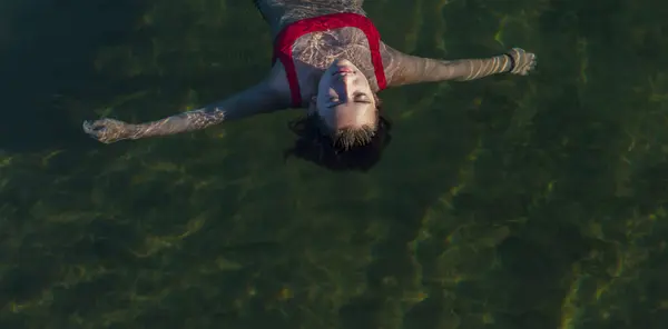 Swimmer Floating Surface Calm Water — Stock Photo, Image