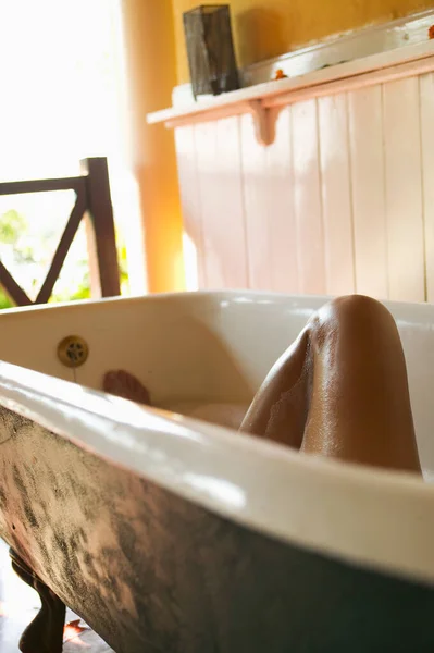 赞比亚一家宾馆浴室里的古董爪子浴缸 — 图库照片