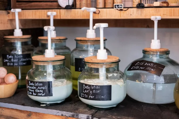 Großaufnahme von Glasbehältern mit Kosmetikprodukten in einem abfallfreien Vollwertladen. — Stockfoto