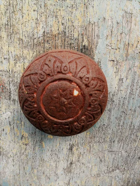 Ahşap bir kapı üzerinde eski topuzu