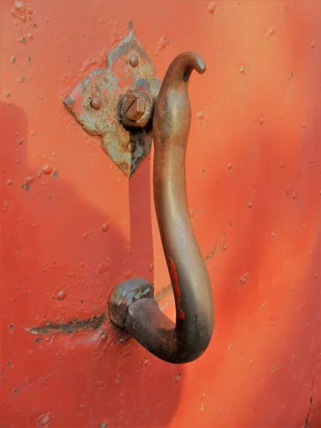 Старый Стук Дверь Юге Италии — стоковое фото