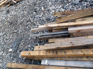 Bir inşaat için kullanılan ahşap bir kazık