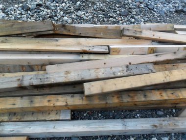 Bir inşaat için kullanılan ahşap bir kazık