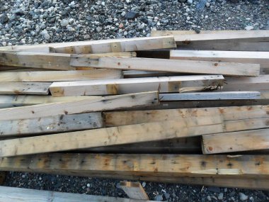 Bir inşaat için kullanılan ahşap bir kazık