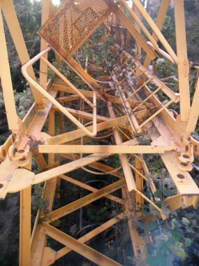 Demir kafesler daraltılmış bir vinç.