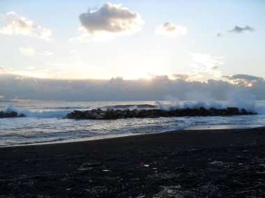 Sunset Bulvarında bir siyah volkanik kum plaj Napoli Körfezi Deniz.