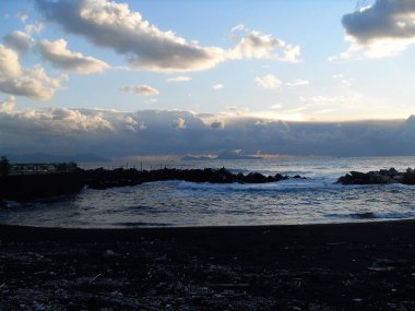 Sunset Bulvarında bir siyah volkanik kum plaj Napoli Körfezi Deniz.