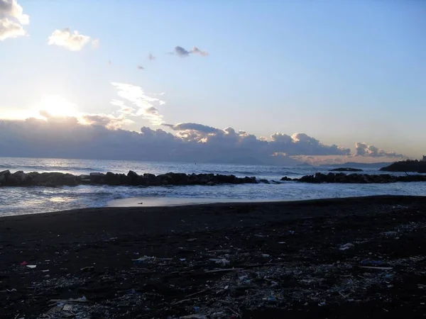 Sunset Bulvarında bir siyah volkanik kum plaj Napoli Körfezi Deniz.