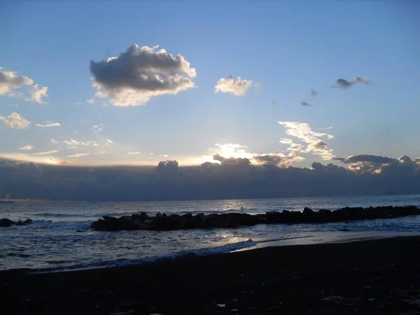 Sunset Bulvarında bir siyah volkanik kum plaj Napoli Körfezi Deniz.