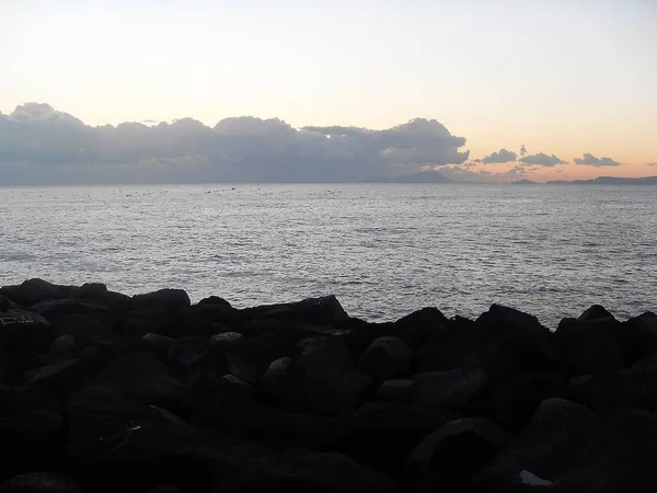 Sunset Bulvarında Akdeniz denizden siyah volkanik uçurumdan Napoli Körfezi