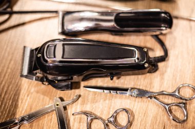 Closeup görünümünü hairclipper ve Kuaför araçları. Berber donatımı