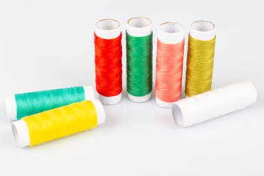 Dikiş ipliği beyaz bir arka plan üzerinde renkli makaralar