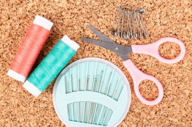 Dikiş takımı Renkli biriktiricileri konuları ve farklı araçlar ile