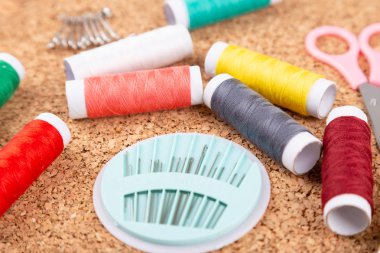 Dikiş takımı Renkli biriktiricileri konuları ve farklı araçlar ile