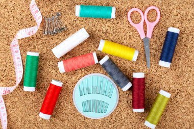 Dikiş takımı Renkli biriktiricileri konuları ve farklı araçlar ile