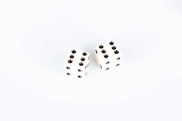 白色背景上的两个白色游戏骰子 — 图库照片