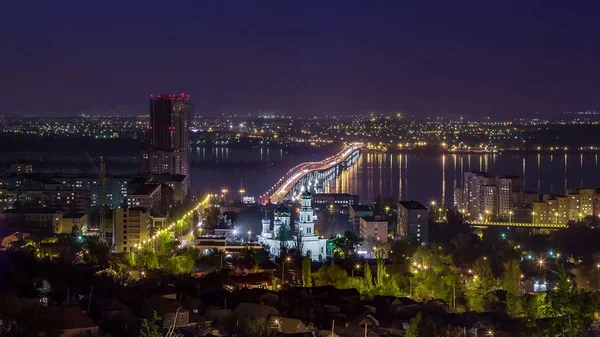 Saratov şehir ve Rusya, Volga Nehri panoramik gece görünümü
