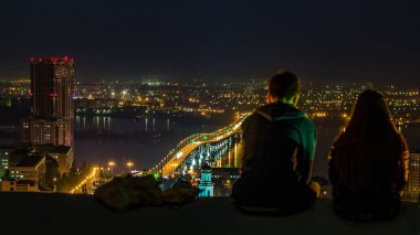 Romantik tarih. Genç çiftin yukarıdan Nehri ile büyük şehir gözlemleyerek