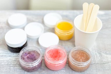 Scrubs ve tahta kaşıklar açılan cam kap