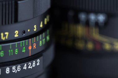 İki el ile retro fotoğraf lens. Makro görünümü