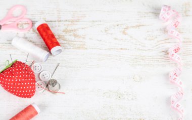 Düz araçları terzilik ve iğne işi Beyaz ahşap zemin üzerinde yatıyordu