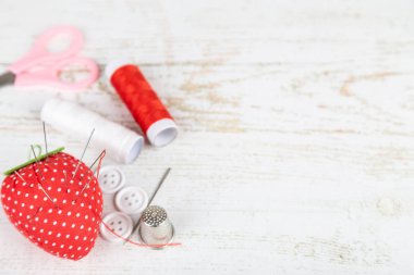 Düz araçları terzilik ve iğne işi Beyaz ahşap zemin üzerinde yatıyordu