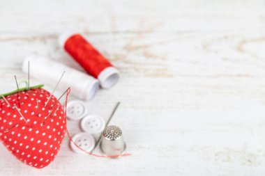 Düz araçları terzilik ve iğne işi Beyaz ahşap zemin üzerinde yatıyordu