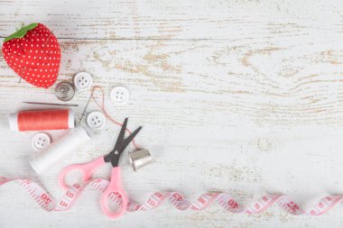 Düz araçları terzilik ve iğne işi Beyaz ahşap zemin üzerinde yatıyordu