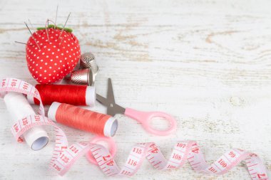 Düz araçları terzilik ve iğne işi Beyaz ahşap zemin üzerinde yatıyordu