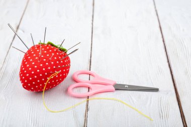 İğneler ve kopya alanı makasla için yastık closeup görünümünü ahşap arka plan üzerinde