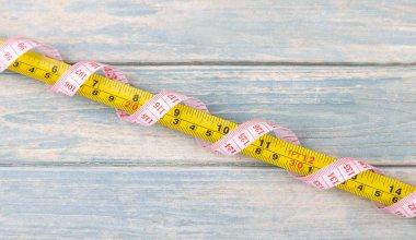 Elastik bant ve metal rulet closeup ölçme. Ölçümler yaparak farklı yolları