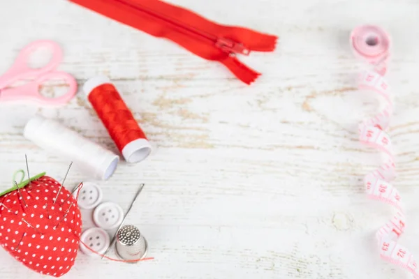 Flat Lag Voor Tools Voor Afstemming Naaien Witte Houten Achtergrond — Stockfoto