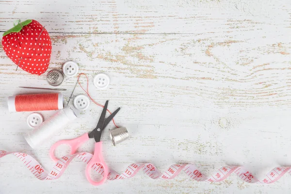 Düz araçları terzilik ve iğne işi Beyaz ahşap zemin üzerinde yatıyordu